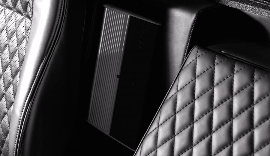 Детали интерьера Hummer H1 Launch Edition by Mil-Spec Automotive 2019 года  (фото 2 из 16)